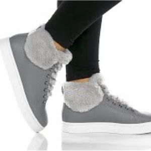 Koolaburra Ugg gray tying shoe boots sz 6.5